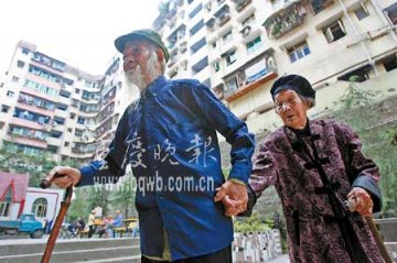 老夫妇30年收养49个弃婴无一回来探视