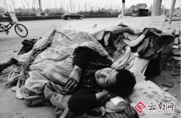 男子拆房子摔瘫痪索赔无果 暂住工地被抬出