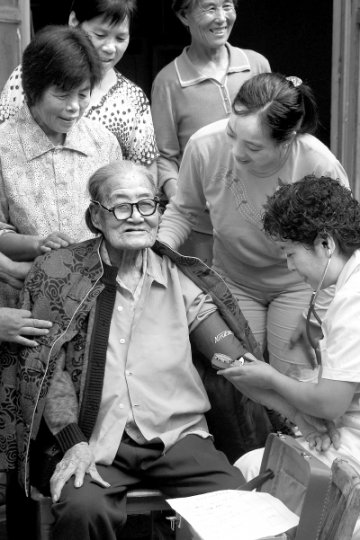 百岁老人有了私人保健医生