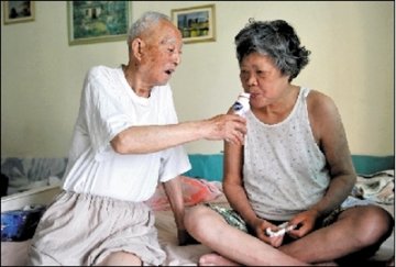 八旬老人20个月来全身心照料唤醒昏迷妻子
