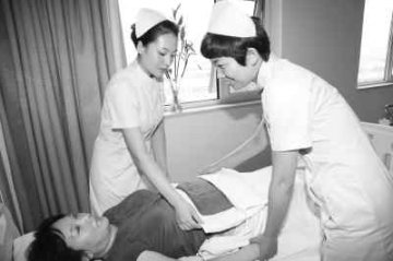中医应对妇科病 热盐包缓腹痛