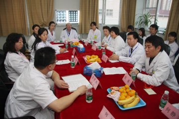 中外知名专家在中国康复研究中心举行大型义诊