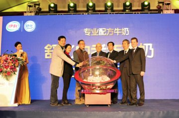 舒化中老年牛奶在京发布 濮存昕启动工益计划