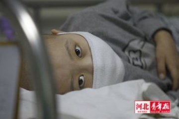 父亲为救两名患血液病儿子挨家挨户求助