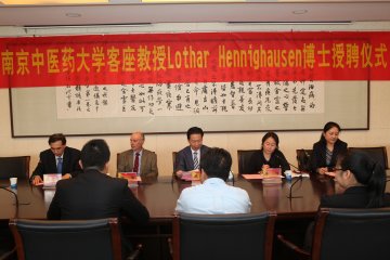 我校聘任LotharHennighausen博士为客座教授