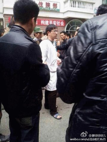 广东发生严重辱医事件：病死者家属押医生游行