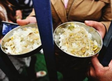幼儿园疑给孩子吃剩饭致其拉肚子 园方否认