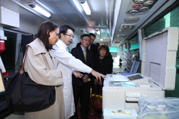 吴浈陪同美国食品药品管理局局长汉博格一行参观药品快检车和食品移动实验室