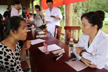 省人民医院医疗队上鹦哥岭义诊 送35个药箱及多种药物