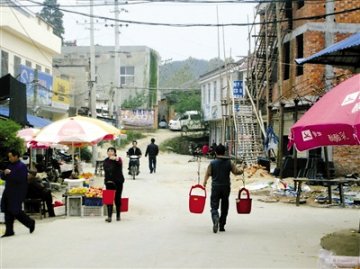 自来水惊现农药味 四万居民人心惶惶