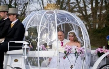英国男子与充气娃娃结婚