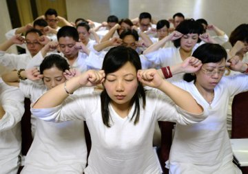白领热衷学做睡眠操