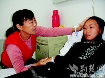 村妇捐肾救患尿毒症女儿 病女曾劝母亲放弃治疗
