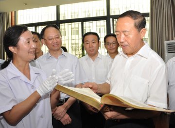 安徽省委副书记王明方视察中医学院 强调中医读典
