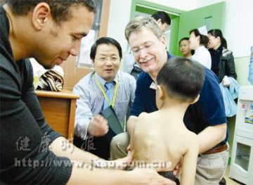美国骨科专家回访侧弯儿童