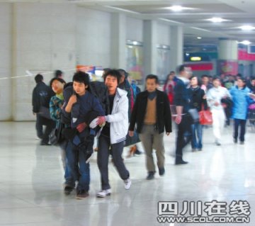 老人异地死亡 “孙儿”千里背尸回家