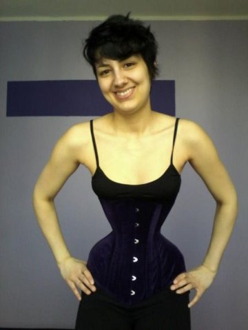 德女子常年穿塑身衣 勒出一尺二惊人细腰