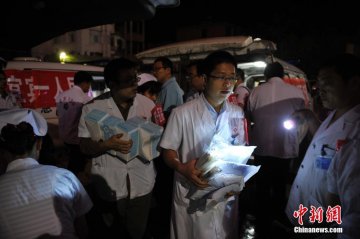 宜宾医生连夜驰援云南鲁甸地震灾区