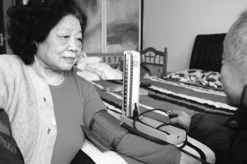 老太血压高至300安然无恙 医生称闻所未闻