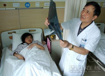 “镜面人”做胆结石手术 风险很大