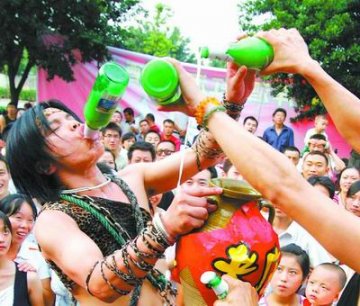 男子3岁开始喝酒 10分钟能喝下约10斤