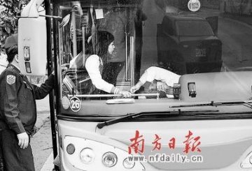 公交司机驾驶时突发心肌梗塞硬撑停车后猝死