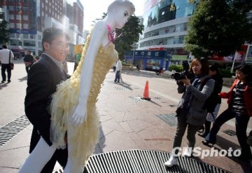 疾控中心用安全套做外衣警示预防艾滋病