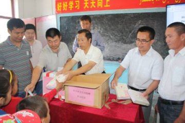 新疆昌吉州卫生局借助乡村义诊活动开展艾滋病防治的宣传工作