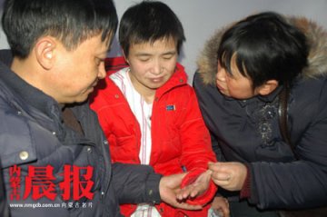 女子被拐卖后栖身窑洞续：17年后与亲人相见