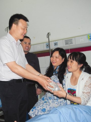 女教师患重病 六旬老母割肾救女