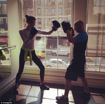 维密火辣身材超养眼 模特网晒私下训练照