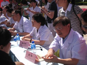 北大医院儿科专家六一前赴共建医院义诊