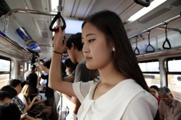 韩国摄影师记录5位模特血腥整容蜕变全程