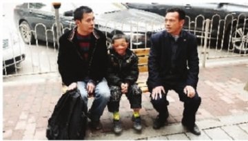 父亲带烧伤孩子跨省寻求帮助 村支书陪同