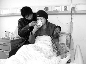 男子全家打工挣钱救治患白血病女友