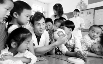 教娃娃学爱眼