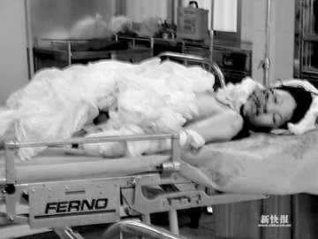 母子出租屋内遭割喉惨死 警方一小时抓获嫌犯