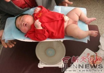 女子剖腹产下6公斤超重女婴