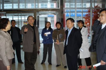 院校迎评领导小组召开校园环境布置专题现场办公会议