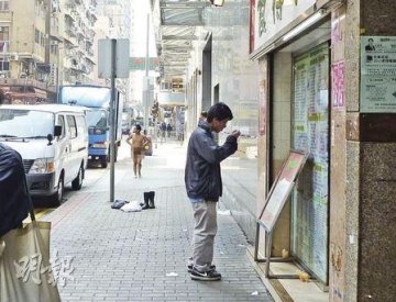 工人疑精神病发全裸游街 扯老妇裤子欲强奸