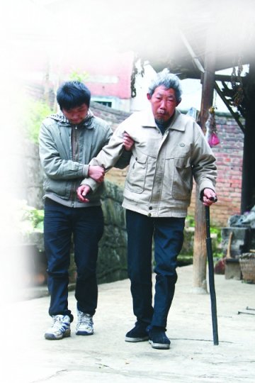 小伙放弃富爸爸边读书边照顾瘫痪养父