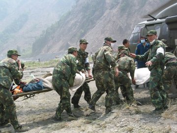 解放军总医院骨科唐佩福主任等8名组成的医疗突击分队
