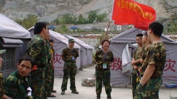 中心党委沈洁书记到汶川县微州镇看望中心工作队员