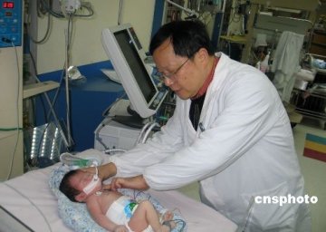 上海医学专家为一名初生婴儿成功摘除巨大肿瘤