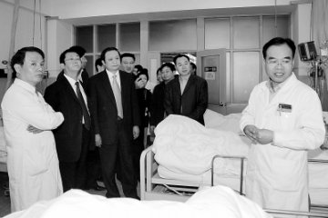 王国强副部长看望伤员和医护人员