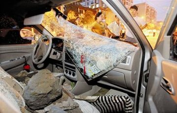 女子闹市脱掉上衣后连砸3辆车 自称有艾滋