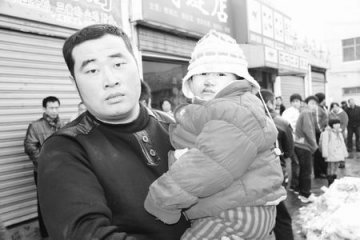 大棚被雪压塌 母亲将儿子护在身下