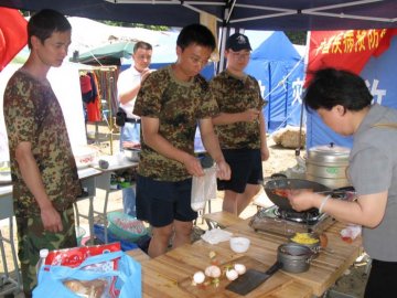 成都后勤保障组为青川工作队掌勺烹饪