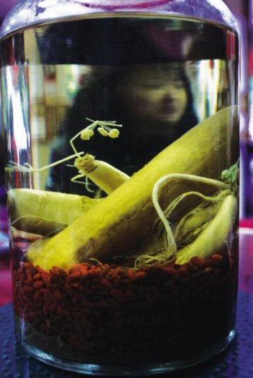 泡酒人参开伞形花蕊 专家称不排除人工造假可能