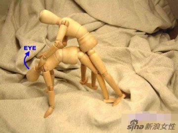 牛人用木偶示范性爱体位